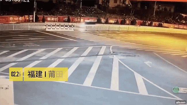 Khoảnh khắc chiếc Ferrari FF đ&acirc;m dải ph&acirc;n c&aacute;ch v&agrave; lao sang l&agrave;n đường ngược chiều