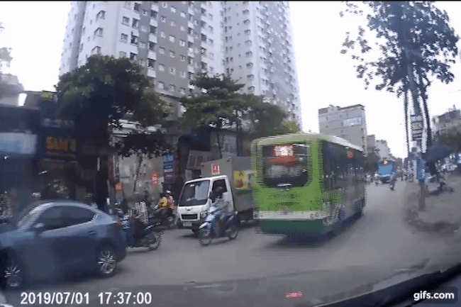 Khoảnh khắc vụ tai nạn liên hoàn xảy ra