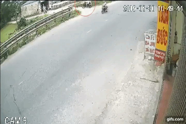 Khoảnh khắc chiếc Honda Winner 150 cố gắng vượt qua đường ray, bị t&agrave;u hỏa t&ocirc;ng tr&uacute;ng