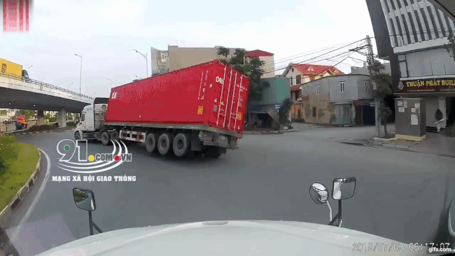 Khoảnh khắc chiếc xe container ôm cua nhanh và lật ngang