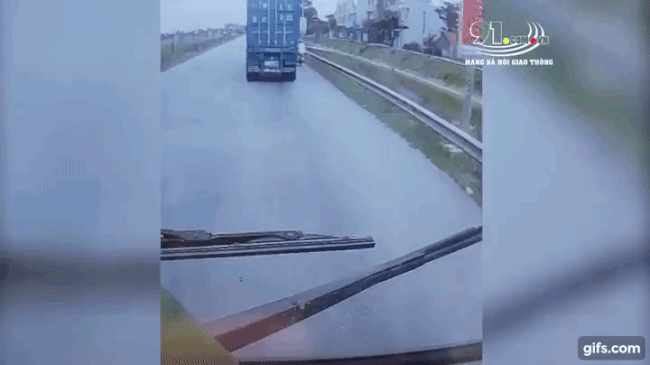 Khoảnh khắc người đi xe máy loạng choạng và ngã qua dải ta-luy