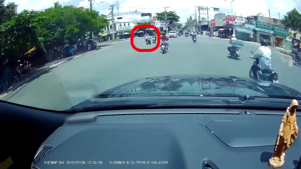 Khoảnh khắc va chạm giữa ng&atilde; tư với nữ Ninja điều khiển Honda Vision