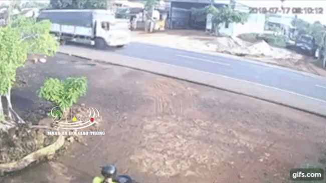 Khoảnh khắc chiếc xe m&aacute;y đổ ra đường v&agrave; người đ&agrave;n &ocirc;ng bị &ocirc; t&ocirc; tải c&aacute;n tr&uacute;ng