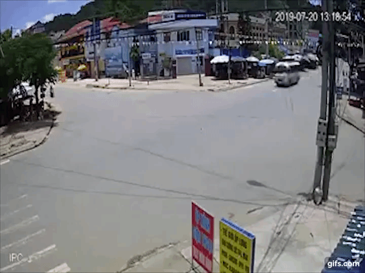 Người điều khiển xe máy vượt đèn đỏ, lãnh ngay hậu quả