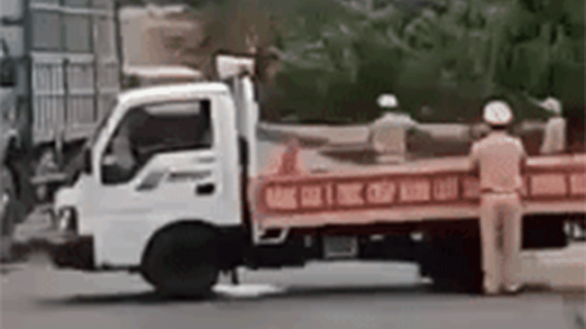 Khoảnh khắc chiếc ô tô khách đâm vào xe CSGT ở tốc độ cao