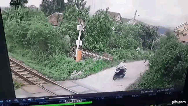 Khoảnh khắc c&ocirc; g&aacute;i đi xe m&aacute;y bị t&agrave;u hỏa t&ocirc;ng tr&uacute;ng