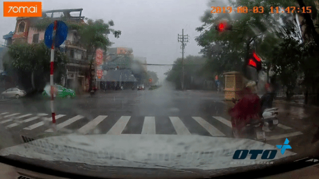 Khoảnh khắc taxi va chạm với xe m&aacute;y vượt đ&egrave;n đỏ