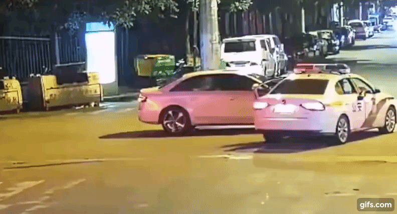 Người l&aacute;i sau đ&oacute; đ&atilde; nhanh ch&oacute;ng &ldquo;đ&aacute;nh b&agrave;i chuồn&rdquo; nhưng kh&ocirc;ng th&agrave;nh c&ocirc;ng v&agrave; bị bắt giữ