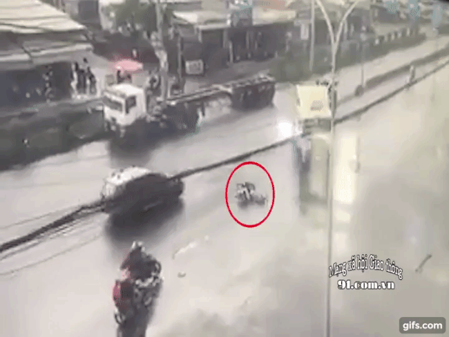 Khoảnh khắc vụ tai nạn xảy ra