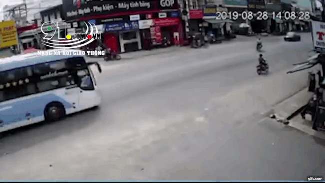 Chiếc &ocirc; t&ocirc; kh&aacute;ch t&ocirc;ng 2 chiếc xe m&aacute;y rồi lao v&agrave;o cửa h&agrave;ng gi&agrave;y d&eacute;p b&ecirc;n đường