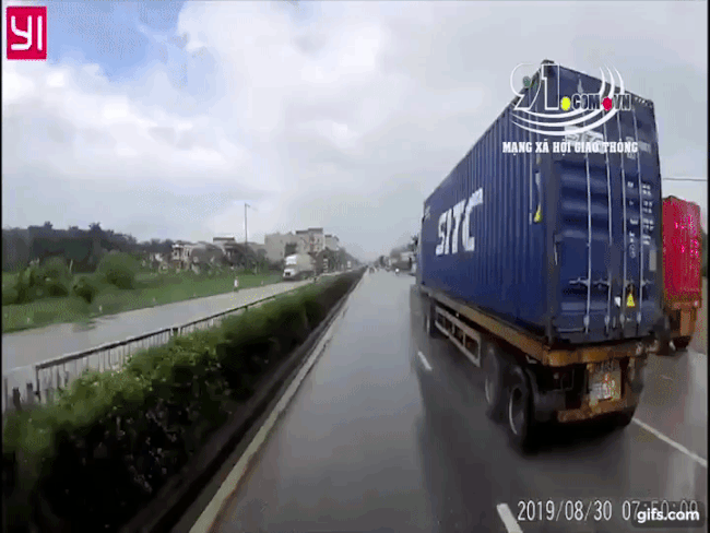 Khoảnh khắc chiếc xe container bị g&atilde;y trục v&agrave; rơi b&aacute;nh trước tr&ecirc;n quốc lộ 5