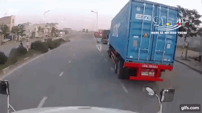 Chiếc xe m&aacute;y tạt đầu xe container rồi t&ocirc;ng v&agrave;o dải ph&acirc;n c&aacute;ch cứng
