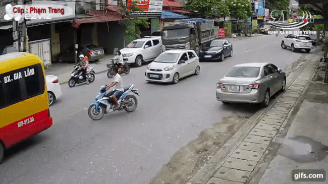 Khoảnh khắc vụ tai nạn li&ecirc;n ho&agrave;n xảy ra