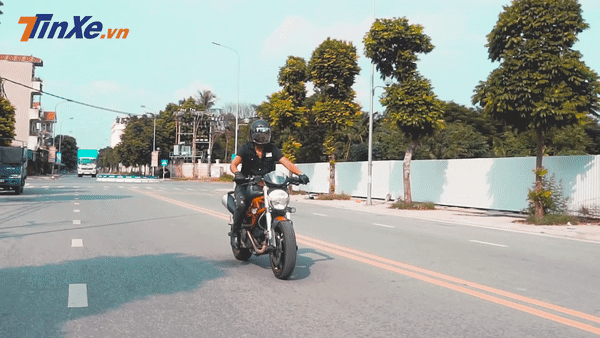 Ảnh cắt từ Video clip trải nghiệm Ducati Monster 795