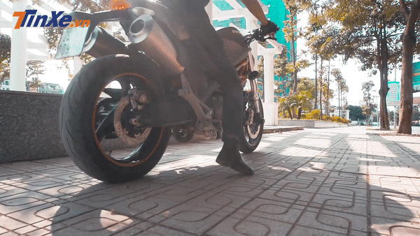 Ảnh cắt từ Video clip trải nghiệm Ducati Monster 795