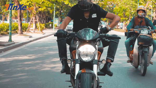 Ảnh cắt từ Video clip trải nghiệm Ducati Monster 795