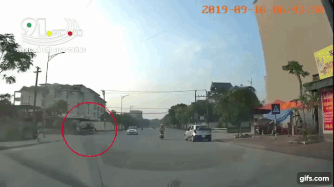 Khoảnh khắc chiếc Kia Morning t&ocirc;ng tr&uacute;ng nam thanh ni&ecirc;n đi xe m&aacute;y
