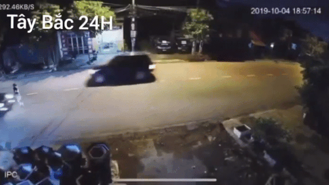 Khoảnh khắc chiếc ô tô tông trúng 3 mẹ con đang sang đường