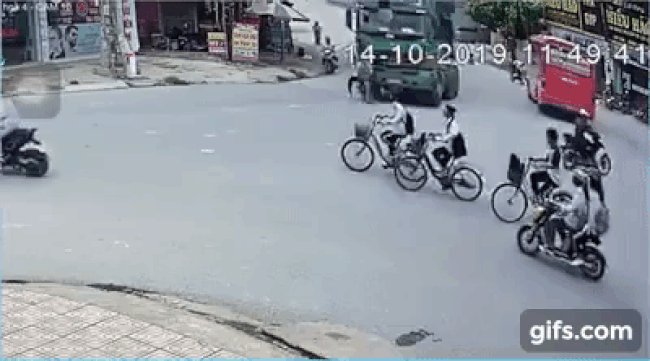 Khoảnh khắc chiếc &ocirc; t&ocirc; tải t&ocirc;ng tr&uacute;ng xe đạp chở 2 em học sinh