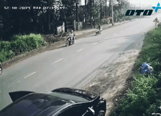 Khoảnh khắc chiếc xe máy va chạm với cánh cửa ô tô khiến 2 người bị hất văng ra đường