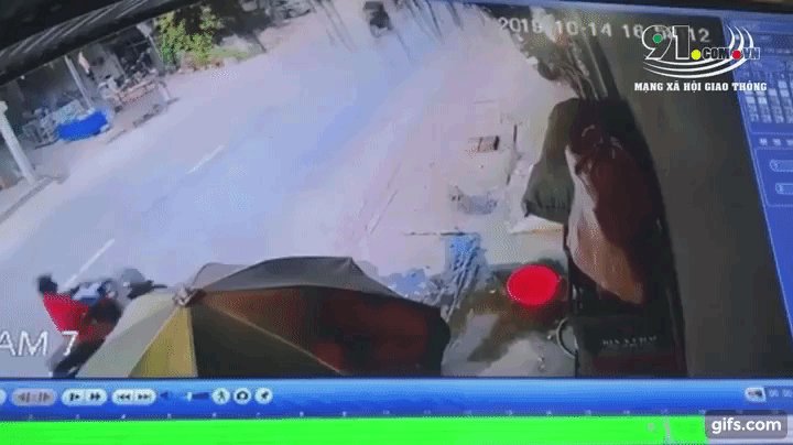 Khoảnh khắc chiếc xe ben va chạm với chiếc xe m&aacute;y