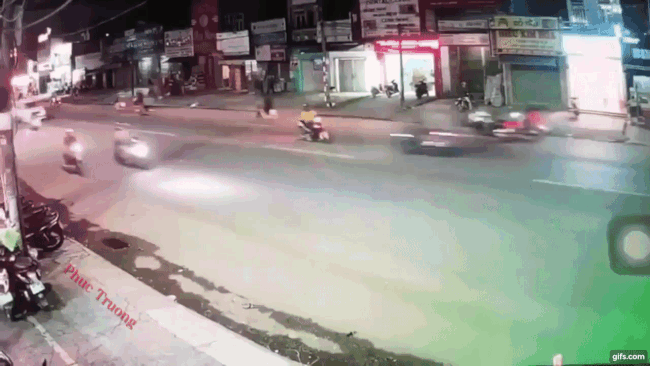 Khoảnh khắc vụ tai nạn li&ecirc;n ho&agrave;n xảy ra