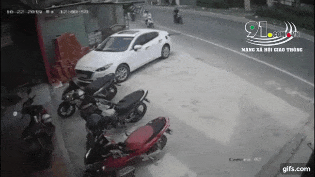 Bánh sau của xe ben văng ra, bay vào xưởng hàn xì