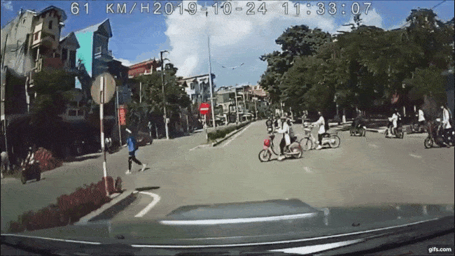 Khoảnh khắc chiếc &ocirc; t&ocirc; t&ocirc;ng tr&uacute;ng nữ sinh