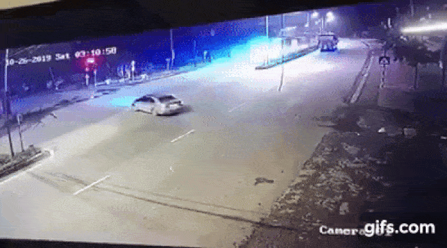 Khoảnh khắc chiếc ô tô khách tông trúng taxi đang sang đường