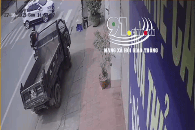 Khoảnh khắc chiếc xe m&aacute;y t&ocirc;ng v&agrave;o chiếc Ford EcoSport đang sang đường