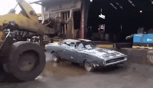Chiếc Dodge Charger gần 50 tuổi bị nghiền nát không thương tiếc