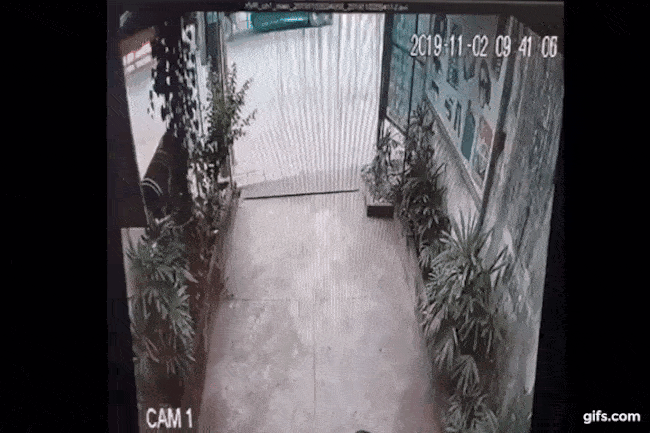 Khoảnh khắc thùng container rơi khỏi xe đầu kéo, đè trúng 2 xe máy