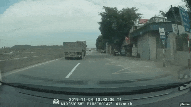 Nam thanh ni&ecirc;n điều khiển chiếc xe m&aacute;y ở tốc độ cao, vượt qua &ocirc; t&ocirc; lắp camera h&agrave;nh tr&igrave;nh