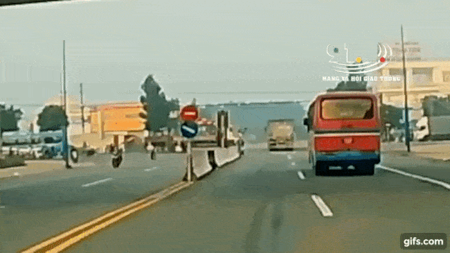 Khoảnh khắc hai chiếc xe ben v&agrave; &ocirc; t&ocirc; tải cẩu t&ocirc;ng nhau tại ng&atilde; tư