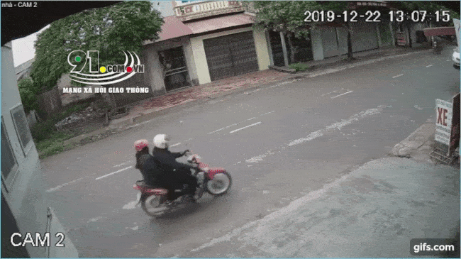 Khoảnh khắc chiếc ô tô Kia chạy lấn làn, tông 2 mẹ con đi xe máy