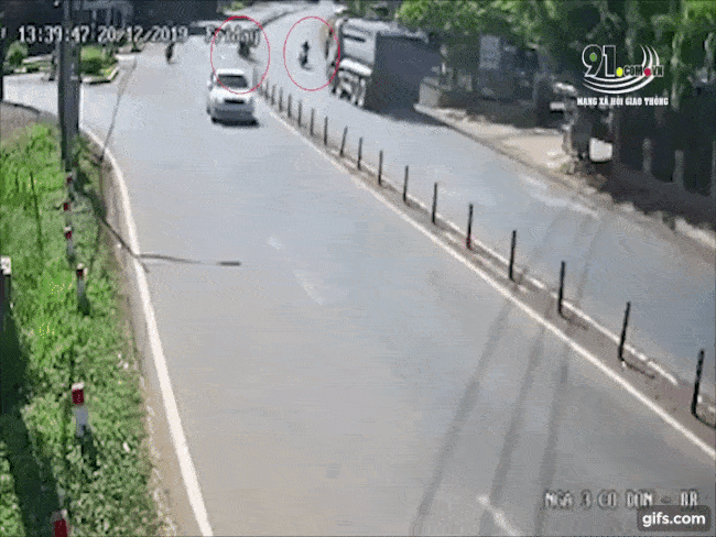 Khoảnh khắc chiếc xe ben lật nghi&ecirc;ng v&agrave; va chạm với 2 xe m&aacute;y