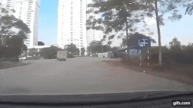 Nam thanh niên đi xe máy tông mạnh vào đầu ô tô tải