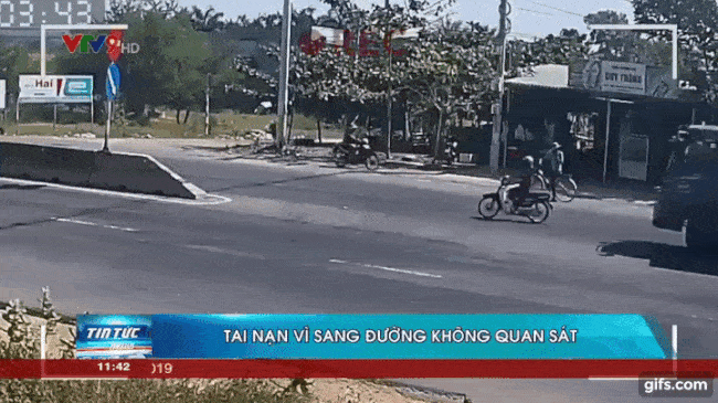 Người phụ nữ sang đường nhưng thiếu quan s&aacute;t, bị &ocirc; t&ocirc; t&ocirc;ng tr&uacute;ng