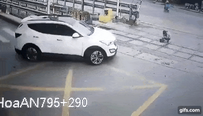 Khoảnh khắc chiếc Hyundai Santa Fe t&ocirc;ng tr&uacute;ng nữ nh&acirc;n vi&ecirc;n đường sắt