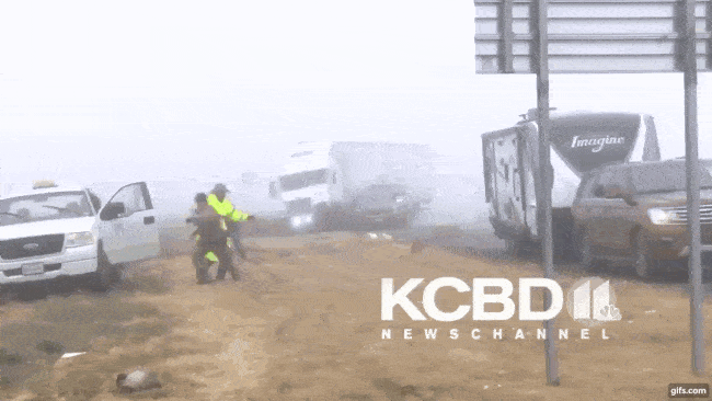 Khoảnh khắc chiếc xe đầu kéo lao về phía cảnh sát rồi lật nghiêng