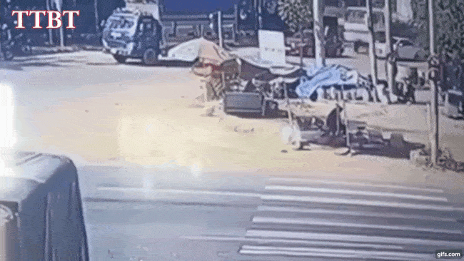 Khoảnh khắc vụ tai nạn li&ecirc;n ho&agrave;n xảy ra