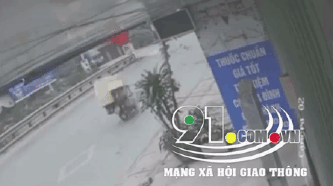 T&agrave;u hỏa t&ocirc;ng tr&uacute;ng chiếc &ocirc; t&ocirc; tải đang chạy tr&ecirc;n đường ngang d&acirc;n sinh
