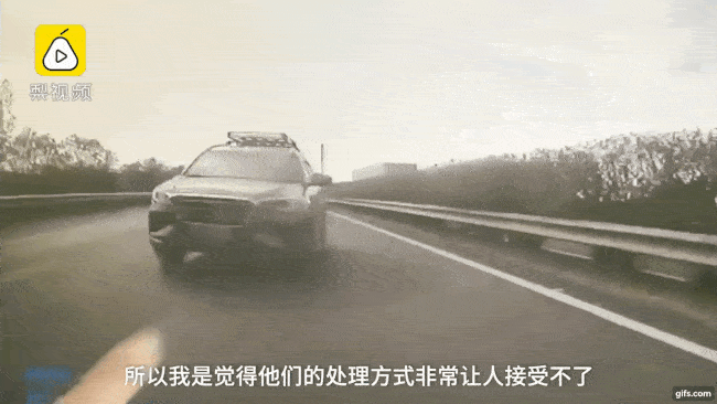 Khoảnh khắc chiếc SUV lao v&agrave;o đu&ocirc;i xe bồn ở tốc độ cao
