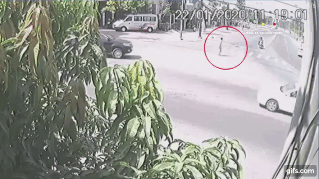 Khoảnh khắc chiếc Toyota Fortuner t&ocirc;ng tr&uacute;ng người đ&agrave;n &ocirc;ng đang đi bộ