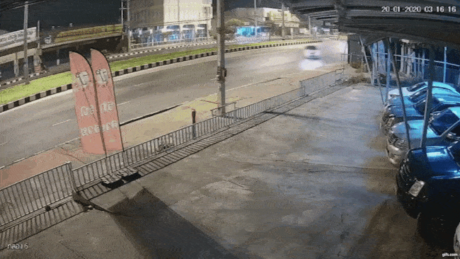 Khoảnh khắc chiếc Honda Civic t&ocirc;ng g&atilde;y cột điện tr&ecirc;n vỉa h&egrave;