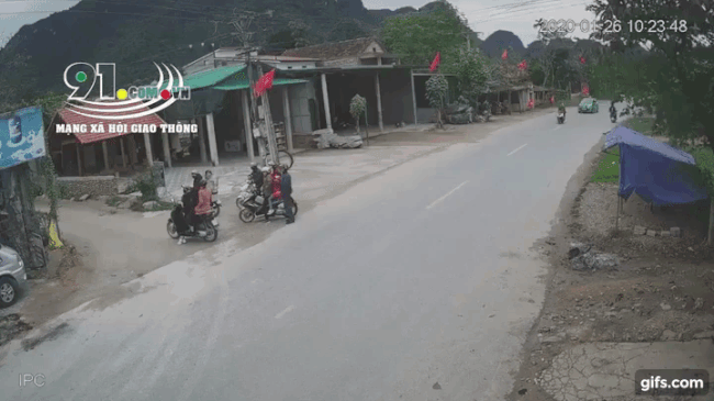 Khoảnh khắc vụ tai nạn li&ecirc;n ho&agrave;n xảy ra