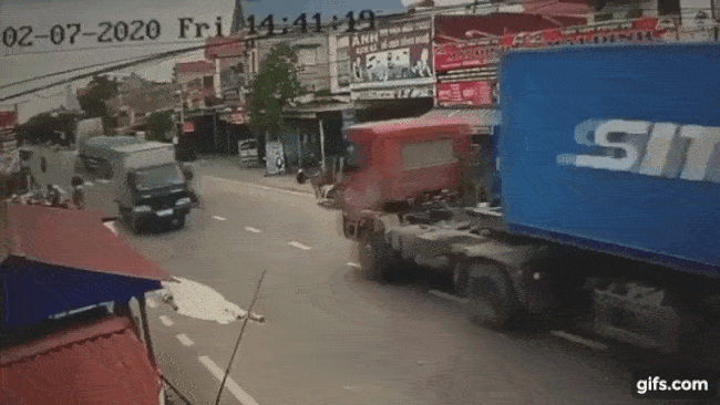 Khoảnh khắc 2 thanh ni&ecirc;n l&aacute;ch v&agrave;o giữa xe container v&agrave; &ocirc; t&ocirc; tải, tự g&acirc;y tai nạn