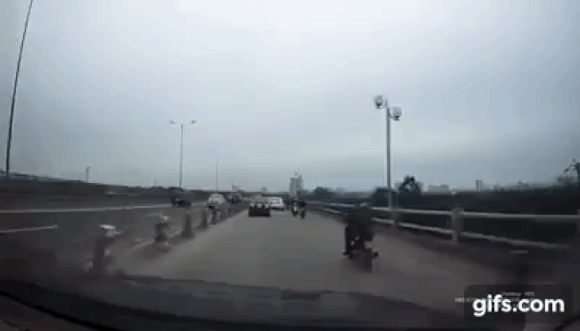 Khoảnh khắc vụ tai nạn xảy ra tr&ecirc;n cầu Thanh Tr&igrave;