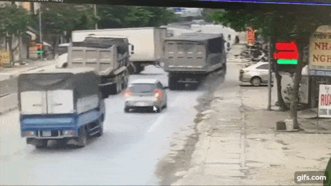 Khoảnh khắc chiếc xe ben lao lên vỉa hè