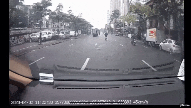 Khoảnh khắc t&agrave;i xế &ocirc; t&ocirc; tải đ&aacute;nh l&aacute;i tr&aacute;nh người đi xe đạp điện sang đường